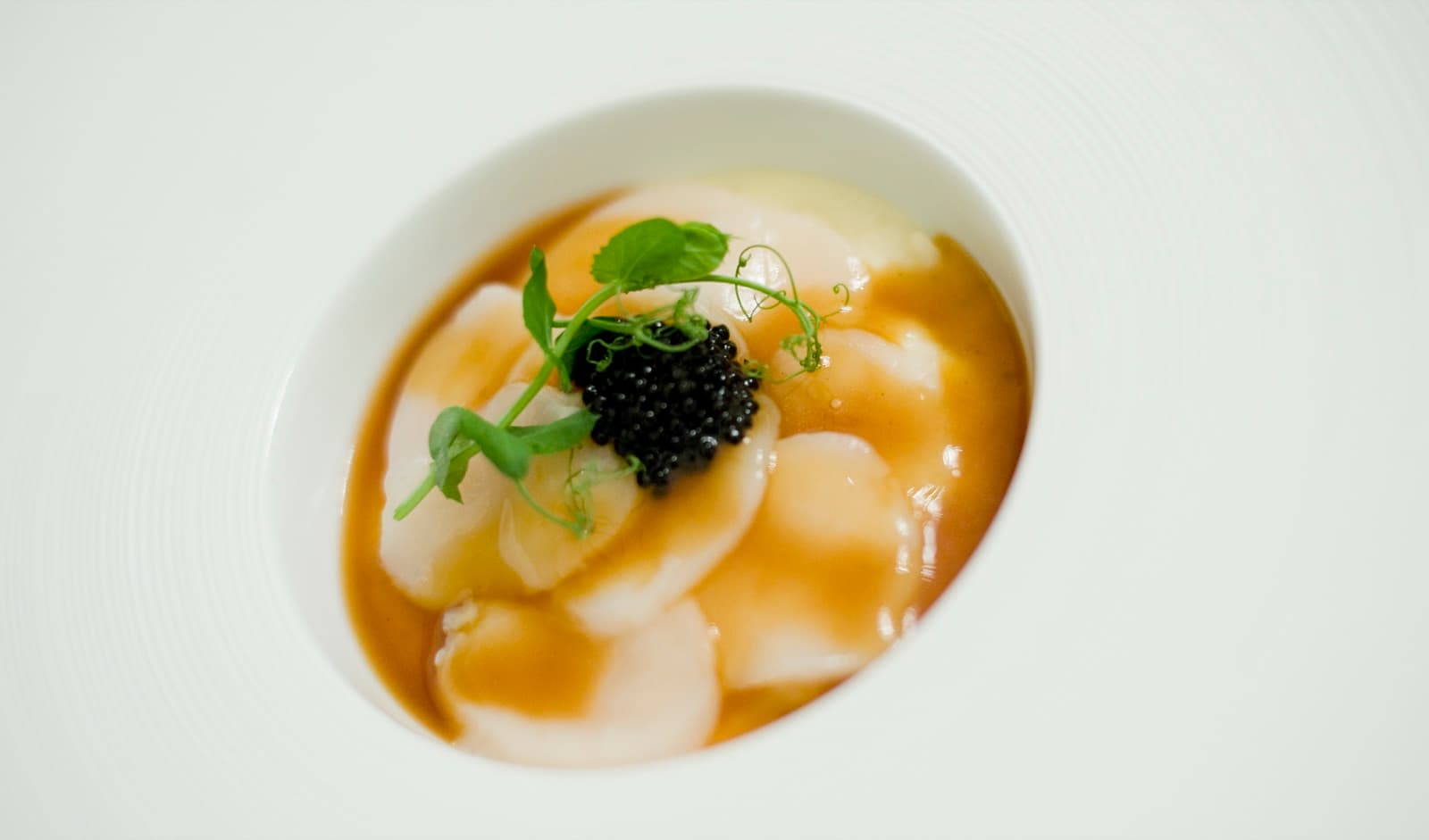 Saint-Jacques rôties, jus de coquillages & caviar